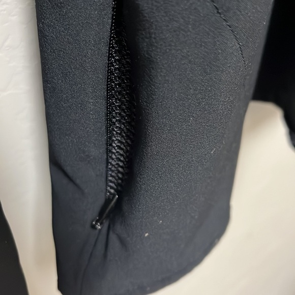 The north face black button up.  Medium. 2 front chest pockets plus 1 side zip - Picture 4 of 5